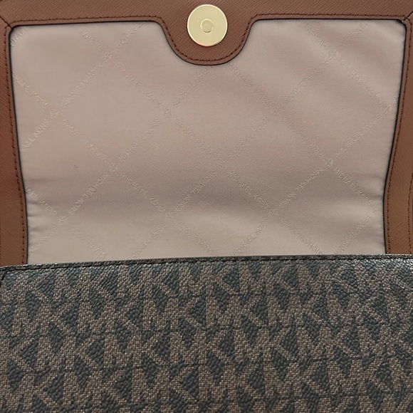 New MICHAEL KORS
Medium Logo Convertible Crossbody Bag. 13 - Picture 9 of 10